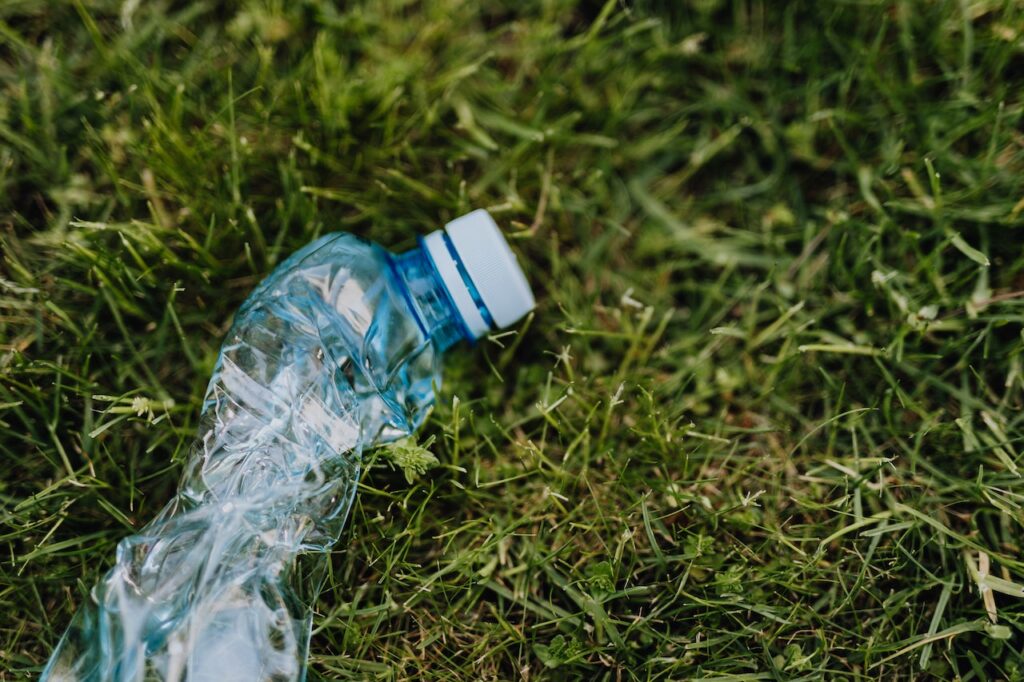 maatschappelijke problemen-plastic-flesje-gras