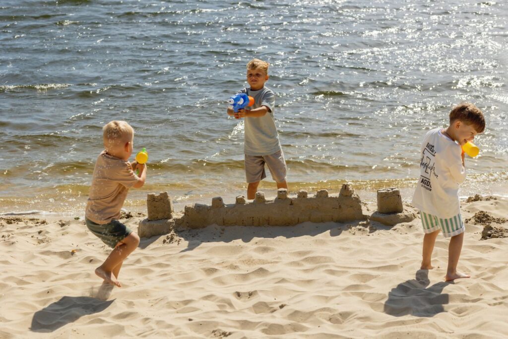 Spelende kinderen op het strand